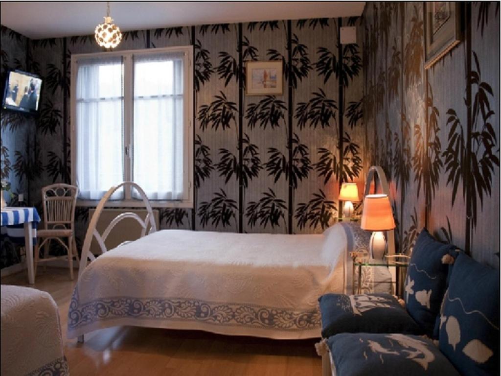 Logis Hotel Les Tilleuls Saint-Cirgues-de-Jordanne Habitación foto